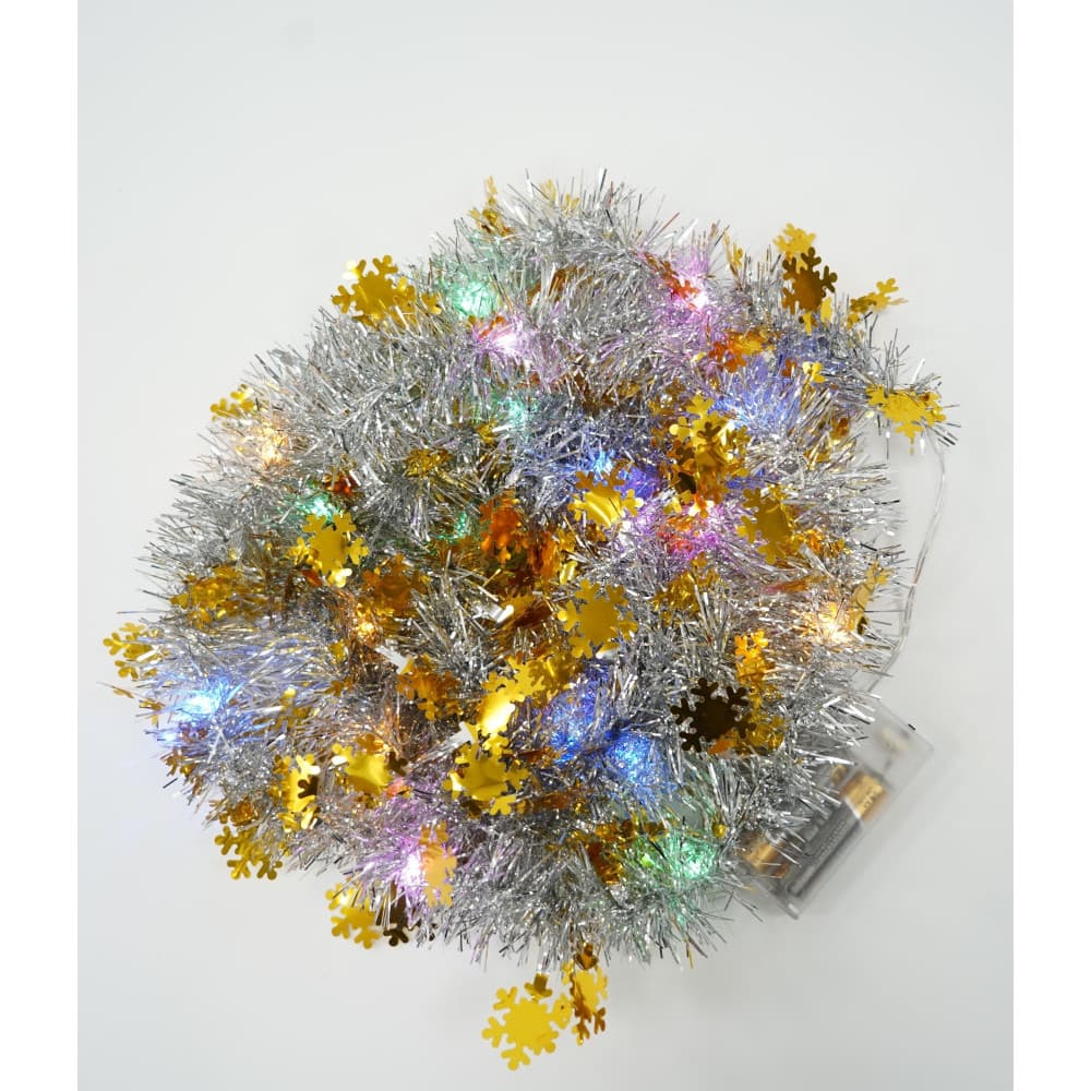 Beteala Craciun cu LED, 2 m x 5 cm, PVC, alimentare baterii, model cu fulgi aurii, argintie — varianta 3