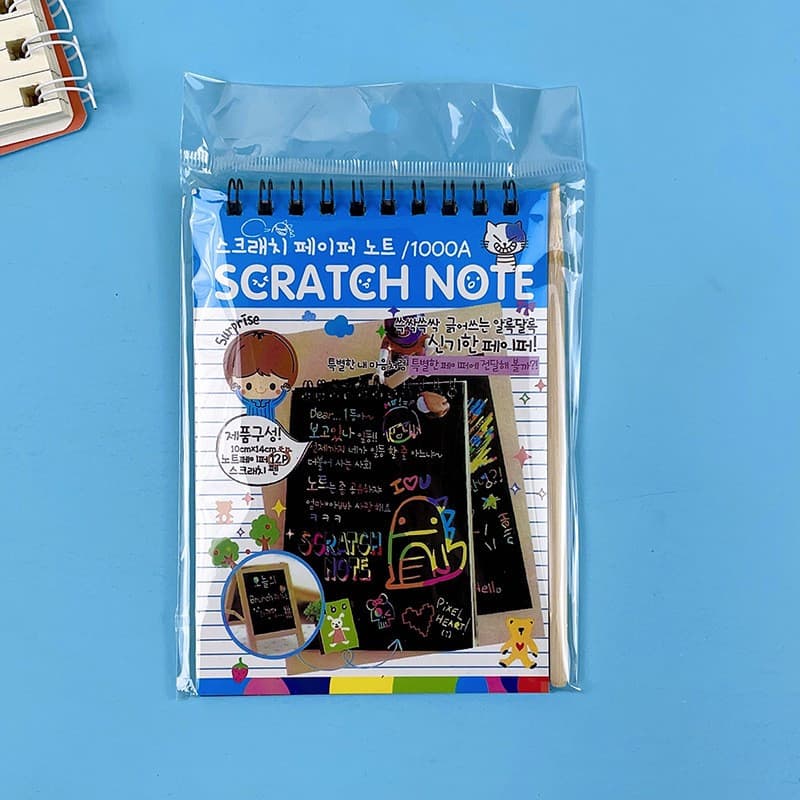 Caiet cu 10 fise razuibile DIY Magic Scratch, 14.5 x 10 cm, curcubeu, creion lemn, cartonase negre, albastru — varianta 2