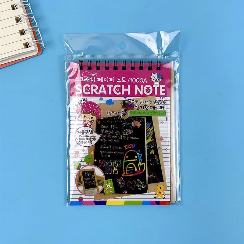 Caiet cu 10 fise razuibile DIY Magic Scratch, 14.5 x 10 cm, curcubeu, creion lemn, cartonase negre, roz — varianta 2