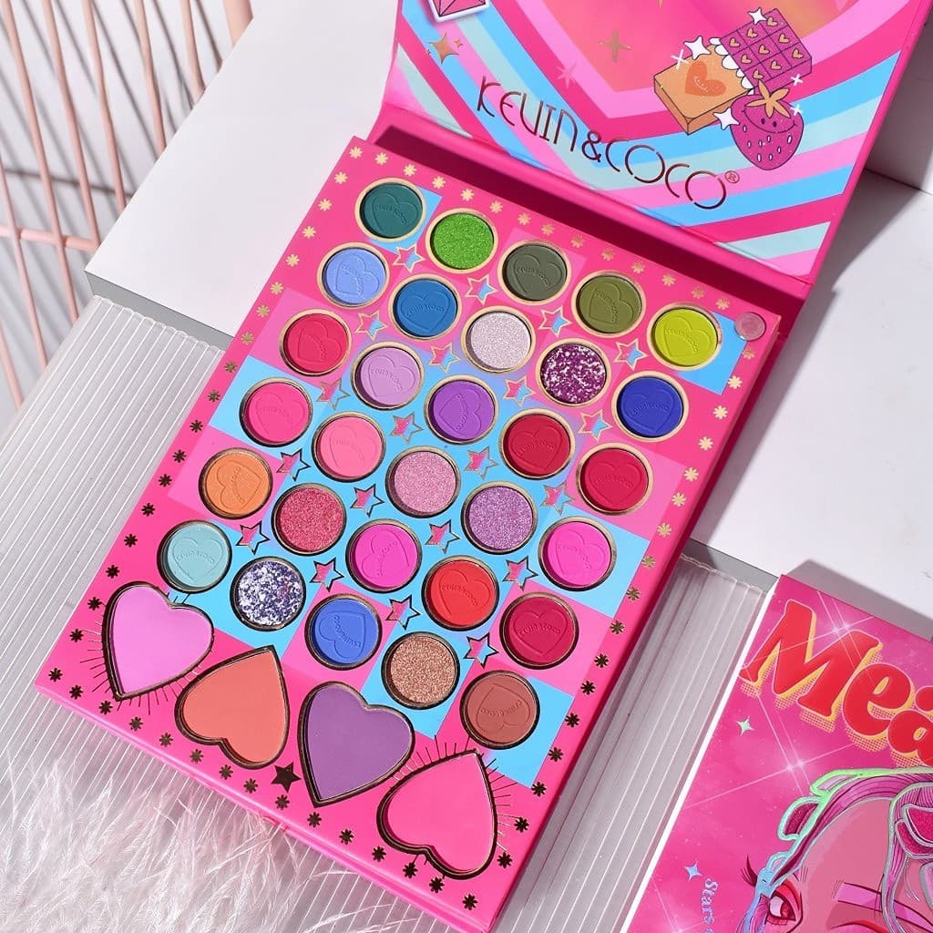 Trusa de Machiaj KEVIN & COCO, Mean Girl Heart, fard de pleoape, Iluminator, blush cremos, 96 culori, 21 x 15.7 x 2.4 cm — principală