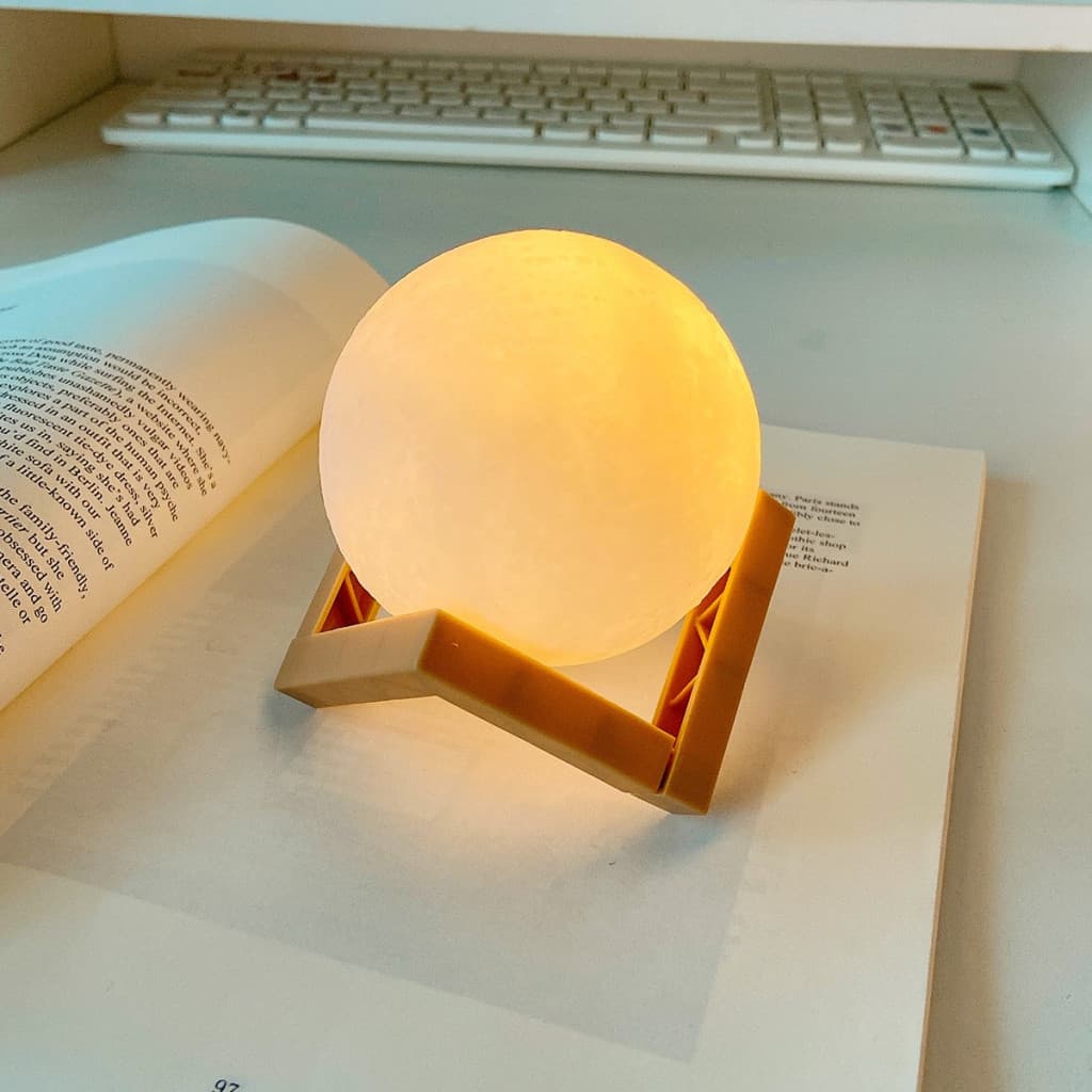 Lampa de veghe 3D Moon Light, lumina LED alb cald, alimentare baterii, 10 cm — 3