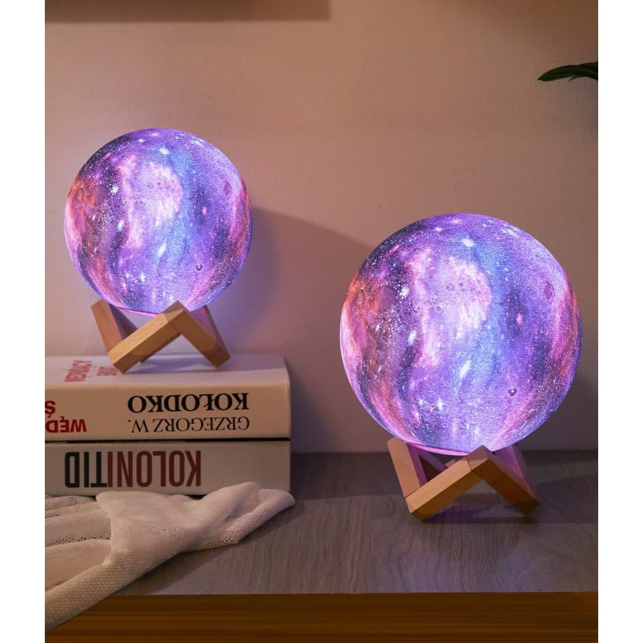 Lampa de veghe in forma de luna cu stele 3D Moon Light, alimentare baterii, stand din lemn inclus, 10 cm — 3